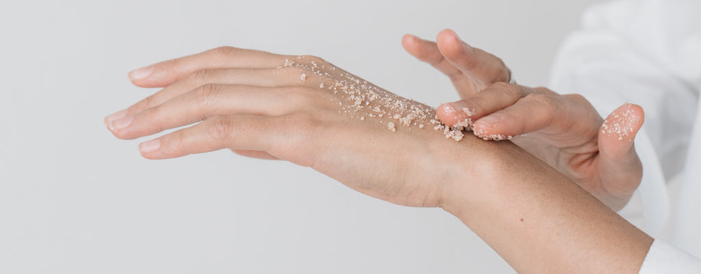 women rubbing body scrub on her hands